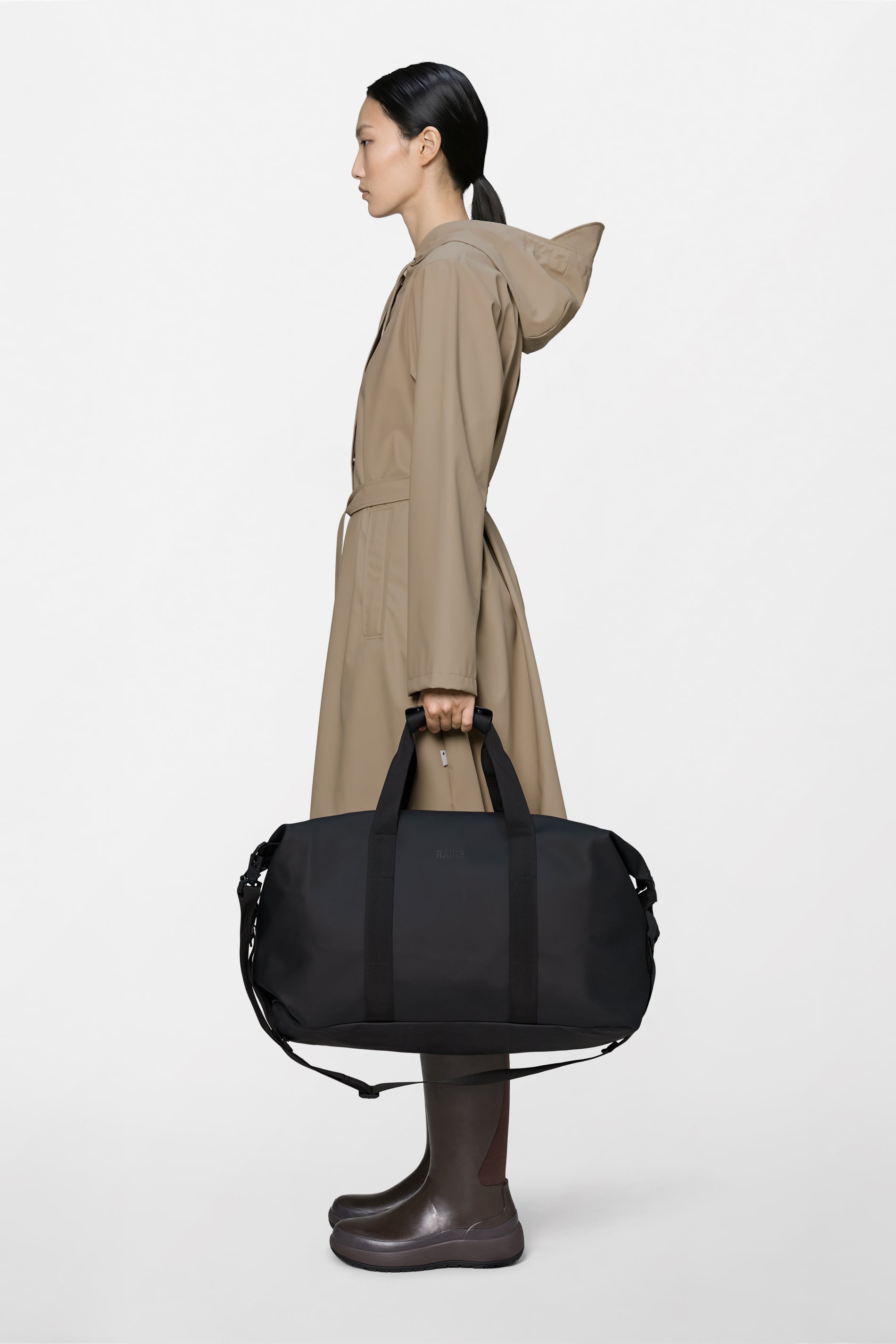 RAINS Hilo Weekend Bag Black 36L H27 x D26 x W52 cm Weekender