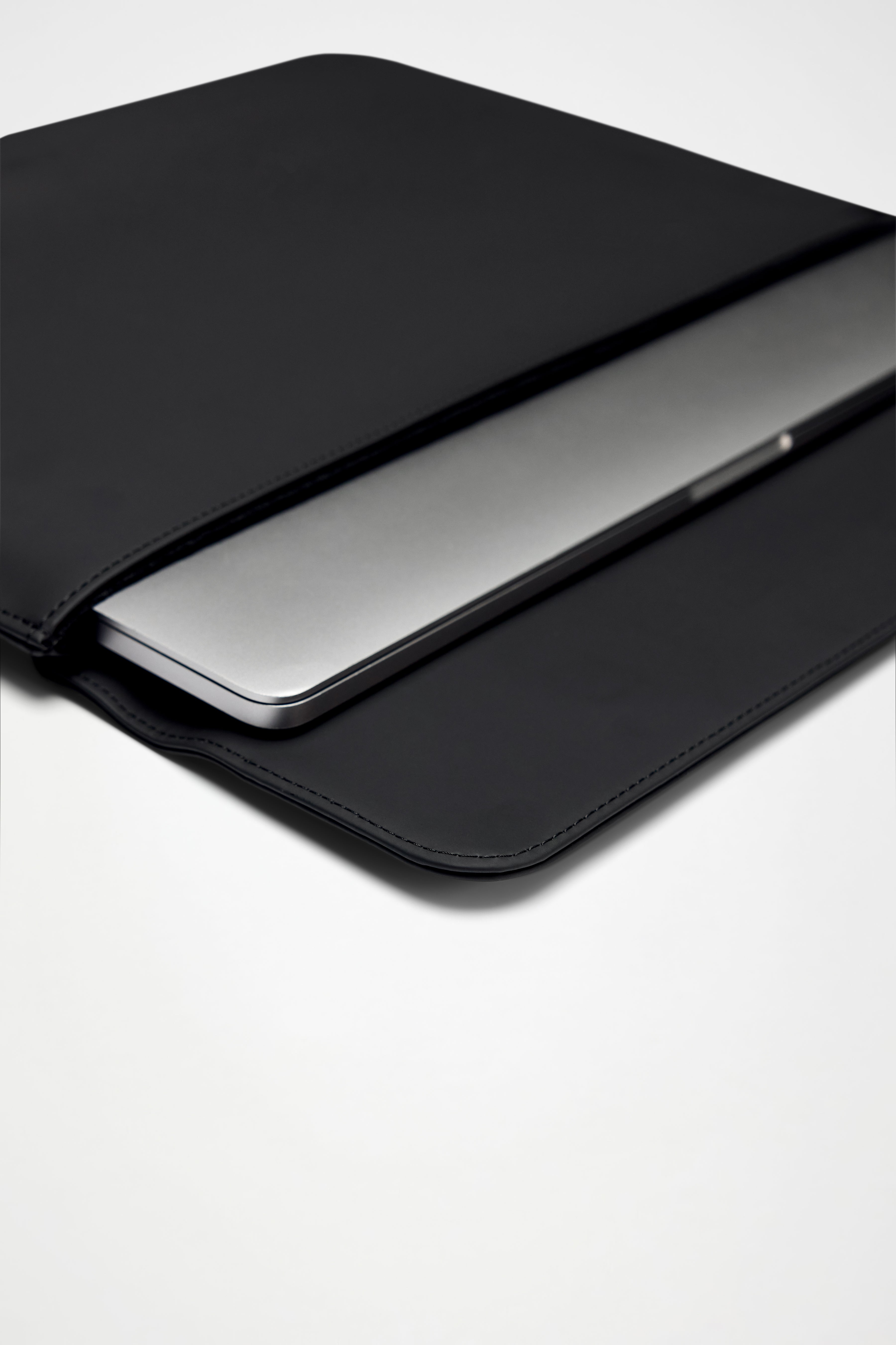 RAINS Laptop Portfolio 15″/16″ Black 0.60L H30 x D0 x W40 cm Laptop Case