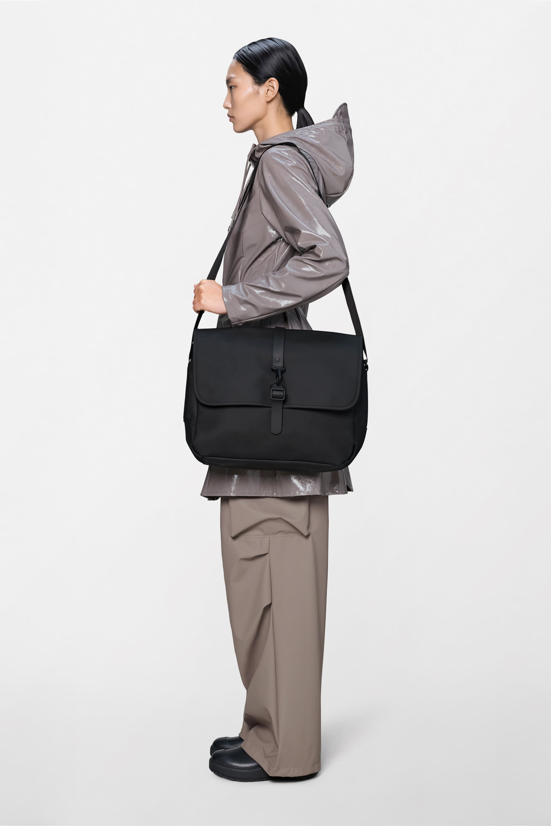 RAINS Messenger Bag Black 11L H32 x D11 x W38 cm Messenger