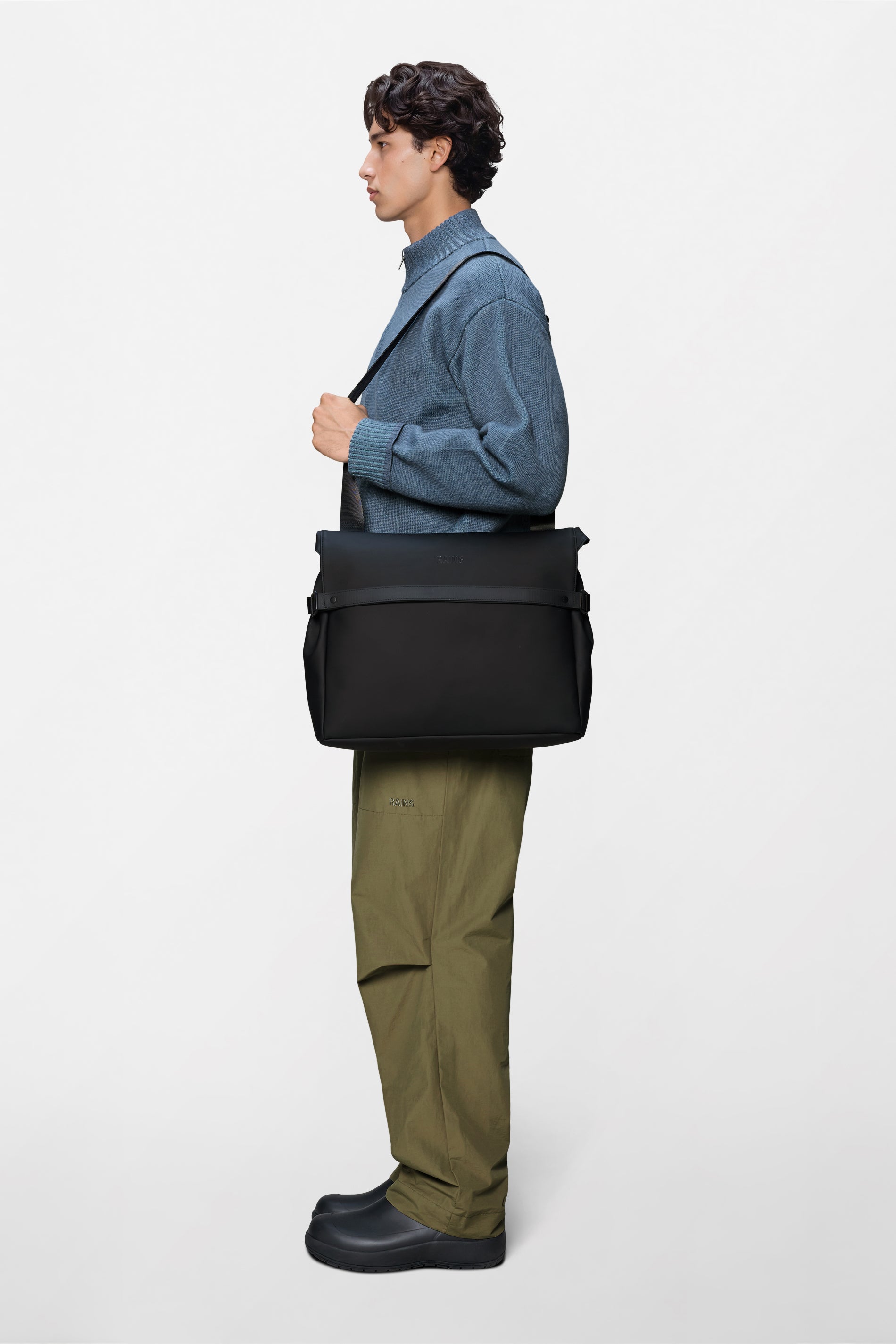 RAINS OTG Messenger Bag Black 13L H32 x D11 x W40 cm Messenger
