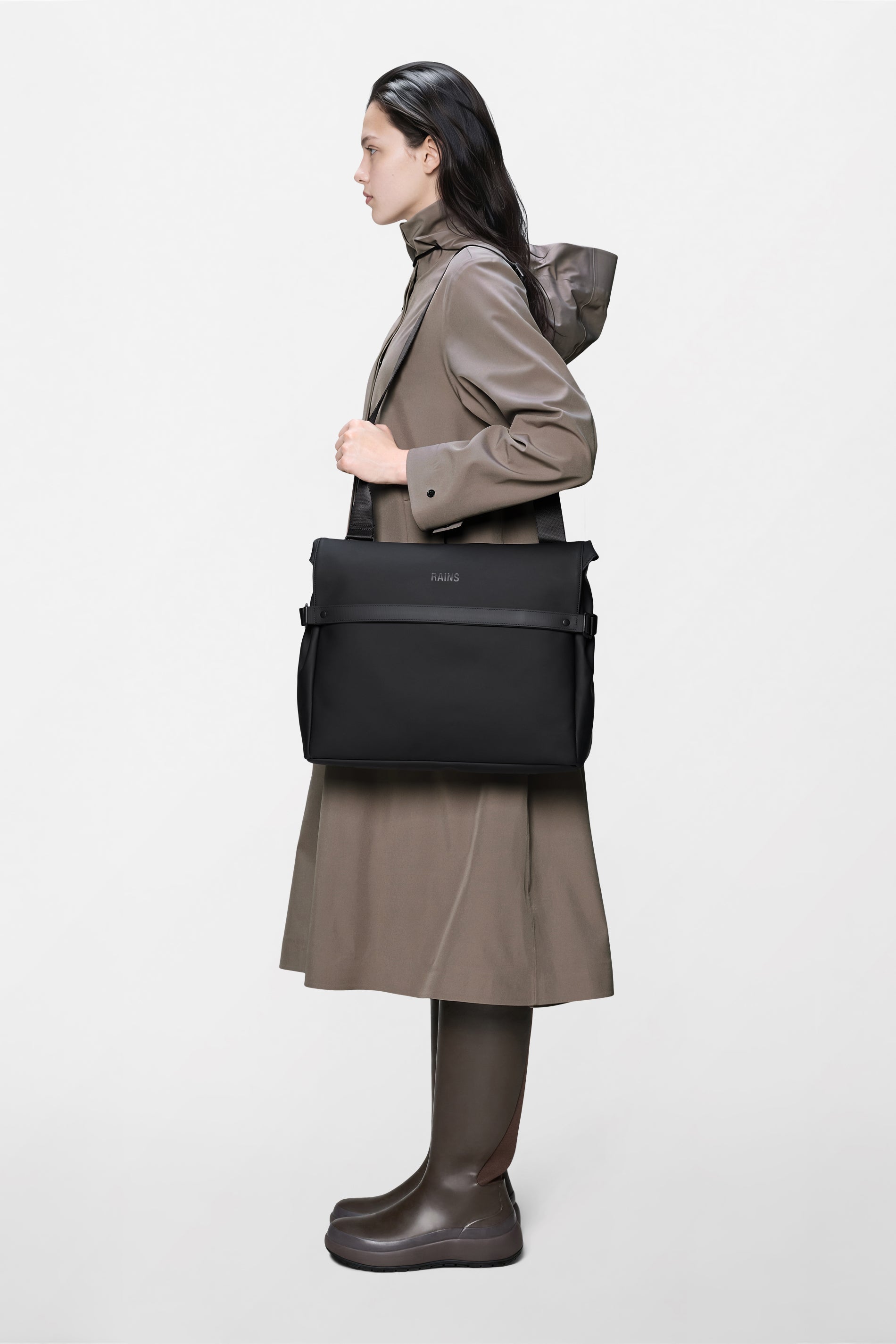 RAINS OTG Messenger Bag Black 13L H32 x D11 x W40 cm Messenger