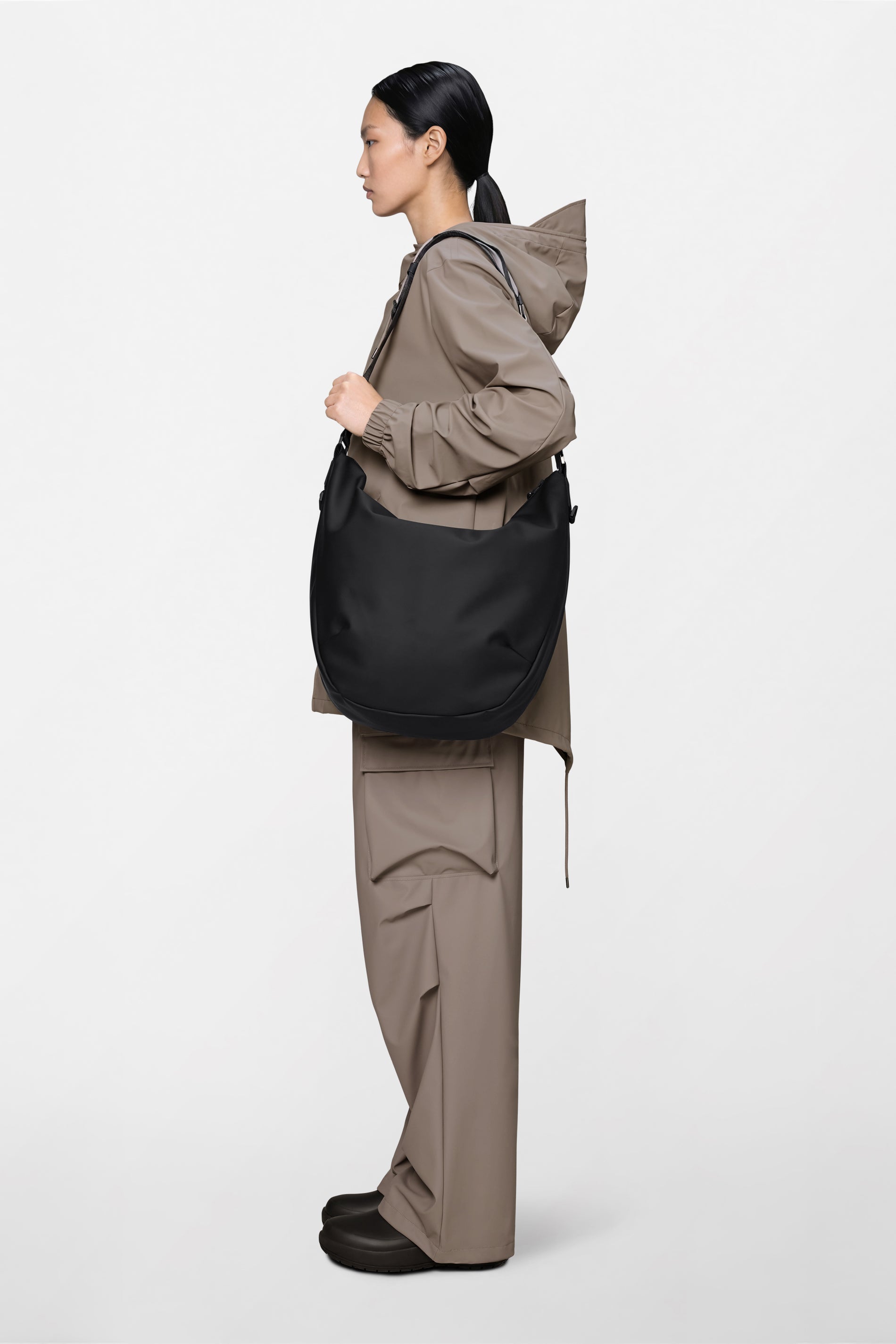 RAINS Valera Shoulder Bag Large Black 22L H40 x D13 x W54 cm Crossbody