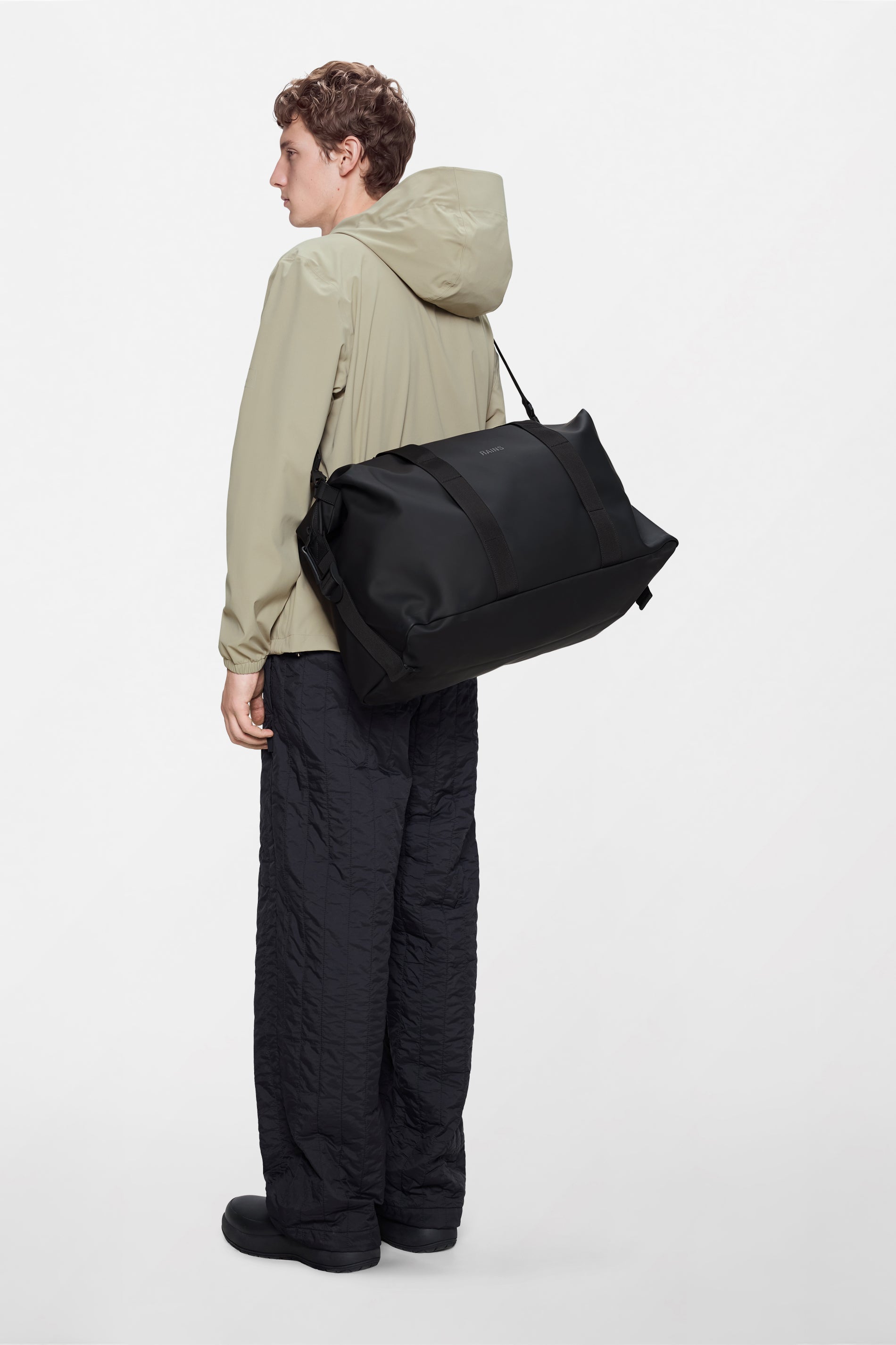 RAINS Hilo Weekend Bag Black 36L H27 x D26 x W52 cm Weekender